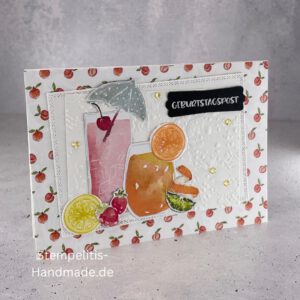 Geburtstagskarte handgemacht mit Cocktailmotiv und Obstdeko, Detailansicht Erdbeeren und Zitronenscheibe auf Geburtstagskarte, close-up Prägung und Perlendeko der Geburtstagskarte, sommerliche Geburtstagskarte handgemacht mit Pfirsich-Hintergrund, Ansicht der Karte inklusive Umschlag, fröhliche Geburtstagspost mit handgemalter Deko, Geburtstagskarte mit „Geburtstagspost“-Schriftzug und Obstmotiven