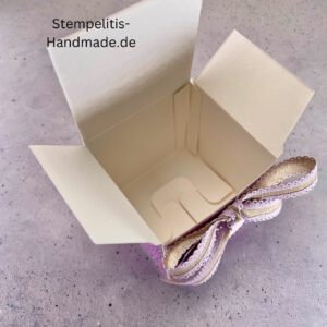 Handdekorierte Geschenkschachtel mit Schleife und Etikett „Zum Geburtstag für dich“, Offene Geschenkbox, Detailansicht Schleife und Etikett, Schachtel von oben – dekoratives Muster, Box in Nahaufnahme mit Akzentband