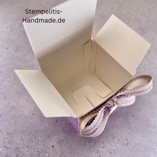 Handdekorierte Geschenkschachtel mit Schleife und Etikett „Zum Geburtstag für dich“, Offene Geschenkbox, Detailansicht Schleife und Etikett, Schachtel von oben – dekoratives Muster, Box in Nahaufnahme mit Akzentband