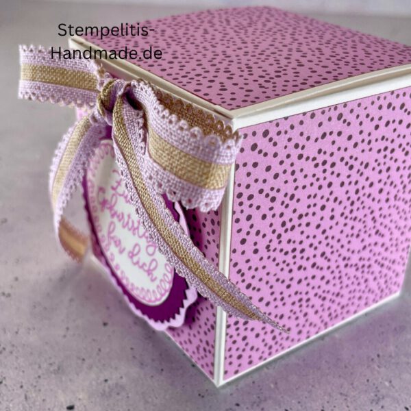 Handdekorierte Geschenkschachtel mit Schleife und Etikett „Zum Geburtstag für dich“, Offene Geschenkbox, Detailansicht Schleife und Etikett, Schachtel von oben – dekoratives Muster, Box in Nahaufnahme mit Akzentband