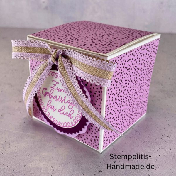 Handdekorierte Geschenkschachtel mit Schleife und Etikett „Zum Geburtstag für dich“, Offene Geschenkbox, Detailansicht Schleife und Etikett, Schachtel von oben – dekoratives Muster, Box in Nahaufnahme mit Akzentband