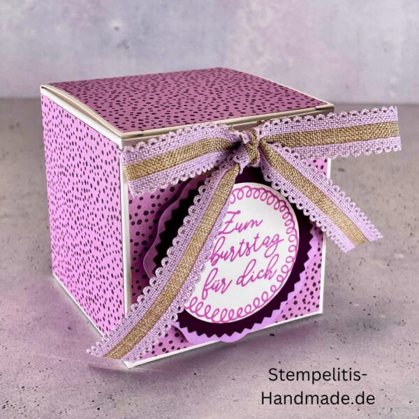 Handdekorierte Geschenkschachtel mit Schleife und Etikett „Zum Geburtstag für dich“, Offene Geschenkbox, Detailansicht Schleife und Etikett, Schachtel von oben – dekoratives Muster, Box in Nahaufnahme mit Akzentband