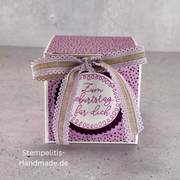 Handdekorierte Geschenkschachtel mit Schleife und Etikett „Zum Geburtstag für dich“, Offene Geschenkbox, Detailansicht Schleife und Etikett, Schachtel von oben – dekoratives Muster, Box in Nahaufnahme mit Akzentband