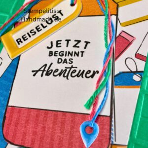 Handgemachte Karte mit Reise,Karte Reiselust mit Reise-Tags und Schleife, Karte Reiselust auf buntem Papier mit Weltmotiv, Layout der handgemachten Karte Reiselust mit Tags, Ansicht handgemachte Reiselust-Karte für Abenteuer, Geschenkidee Reisegruß handgemachte Karte Reiselust