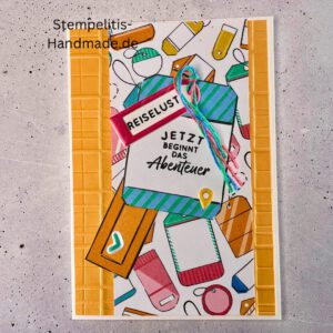 Handgemachte Karte mit Reise,Karte Reiselust mit Reise-Tags und Schleife, Karte Reiselust auf buntem Papier mit Weltmotiv, Layout der handgemachten Karte Reiselust mit Tags, Ansicht handgemachte Reiselust-Karte für Abenteuer, Geschenkidee Reisegruß handgemachte Karte Reiselust