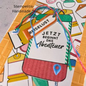 Handgemachte Karte mit Reise,Karte Reiselust mit Reise-Tags und Schleife, Karte Reiselust auf buntem Papier mit Weltmotiv, Layout der handgemachten Karte Reiselust mit Tags, Ansicht handgemachte Reiselust-Karte für Abenteuer, Geschenkidee Reisegruß handgemachte Karte Reiselust