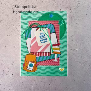 Handgemachte Karte mit Reise,Karte Reiselust mit Reise-Tags und Schleife, Karte Reiselust auf buntem Papier mit Weltmotiv, Layout der handgemachten Karte Reiselust mit Tags, Ansicht handgemachte Reiselust-Karte für Abenteuer, Geschenkidee Reisegruß handgemachte Karte Reiselust