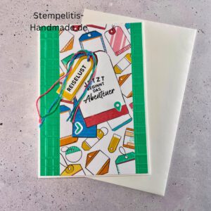 Handgemachte Karte mit Reise,Karte Reiselust mit Reise-Tags und Schleife, Karte Reiselust auf buntem Papier mit Weltmotiv, Layout der handgemachten Karte Reiselust mit Tags, Ansicht handgemachte Reiselust-Karte für Abenteuer, Geschenkidee Reisegruß handgemachte Karte Reiselust