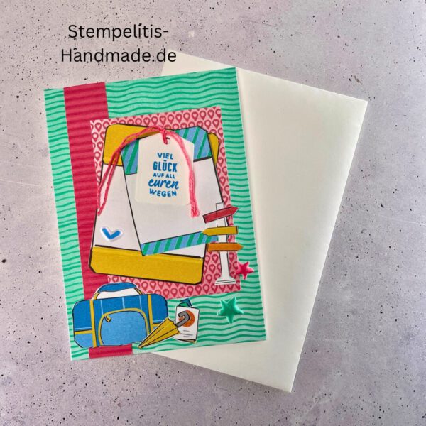 Handgemachte Karte mit Reise,Karte Reiselust mit Reise-Tags und Schleife, Karte Reiselust auf buntem Papier mit Weltmotiv, Layout der handgemachten Karte Reiselust mit Tags, Ansicht handgemachte Reiselust-Karte für Abenteuer, Geschenkidee Reisegruß handgemachte Karte Reiselust