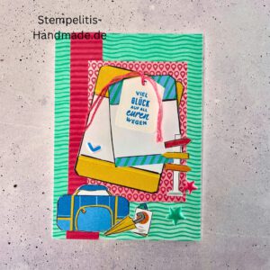 Handgemachte Karte mit Reise,Karte Reiselust mit Reise-Tags und Schleife, Karte Reiselust auf buntem Papier mit Weltmotiv, Layout der handgemachten Karte Reiselust mit Tags, Ansicht handgemachte Reiselust-Karte für Abenteuer, Geschenkidee Reisegruß handgemachte Karte Reiselust