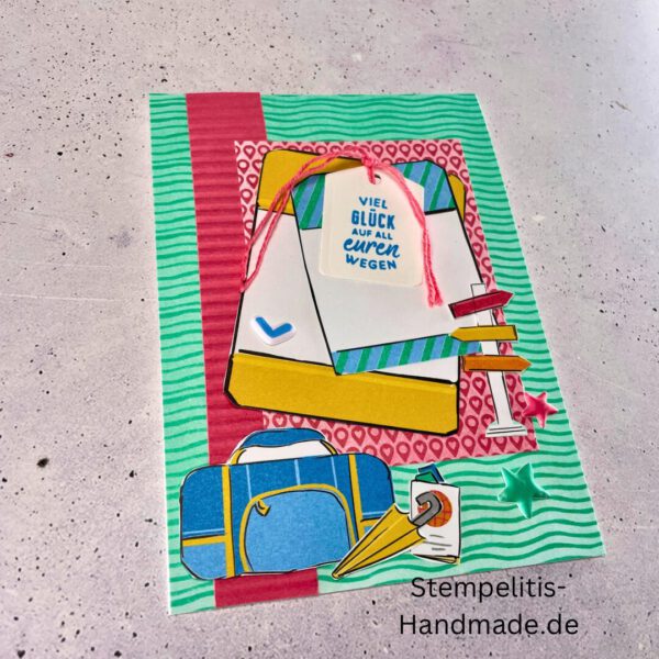 Handgemachte Karte mit Reise,Karte Reiselust mit Reise-Tags und Schleife, Karte Reiselust auf buntem Papier mit Weltmotiv, Layout der handgemachten Karte Reiselust mit Tags, Ansicht handgemachte Reiselust-Karte für Abenteuer, Geschenkidee Reisegruß handgemachte Karte Reiselust