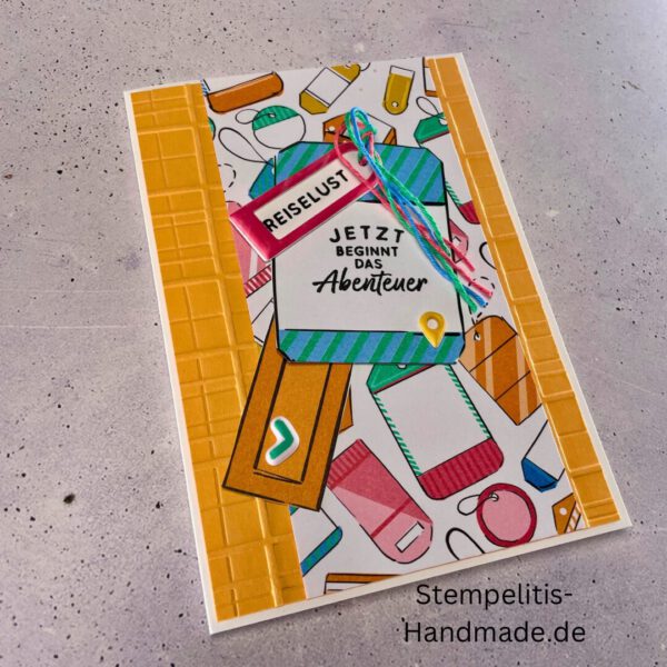 Handgemachte Karte mit Reise,Karte Reiselust mit Reise-Tags und Schleife, Karte Reiselust auf buntem Papier mit Weltmotiv, Layout der handgemachten Karte Reiselust mit Tags, Ansicht handgemachte Reiselust-Karte für Abenteuer, Geschenkidee Reisegruß handgemachte Karte Reiselust