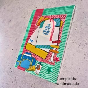 Handgemachte Karte mit Reise,Karte Reiselust mit Reise-Tags und Schleife, Karte Reiselust auf buntem Papier mit Weltmotiv, Layout der handgemachten Karte Reiselust mit Tags, Ansicht handgemachte Reiselust-Karte für Abenteuer, Geschenkidee Reisegruß handgemachte Karte Reiselust