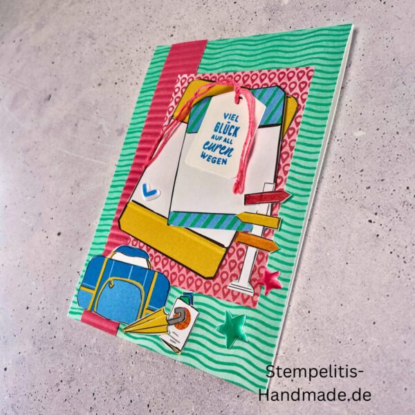 Handgemachte Karte mit Reise,Karte Reiselust mit Reise-Tags und Schleife, Karte Reiselust auf buntem Papier mit Weltmotiv, Layout der handgemachten Karte Reiselust mit Tags, Ansicht handgemachte Reiselust-Karte für Abenteuer, Geschenkidee Reisegruß handgemachte Karte Reiselust