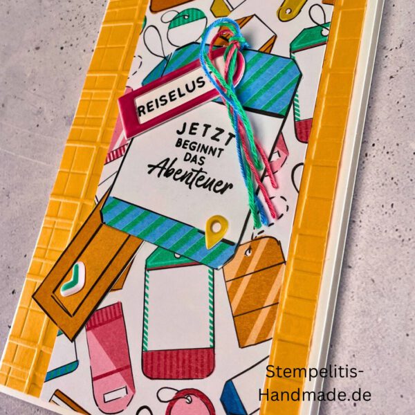 Handgemachte Karte mit Reise,Karte Reiselust mit Reise-Tags und Schleife, Karte Reiselust auf buntem Papier mit Weltmotiv, Layout der handgemachten Karte Reiselust mit Tags, Ansicht handgemachte Reiselust-Karte für Abenteuer, Geschenkidee Reisegruß handgemachte Karte Reiselust