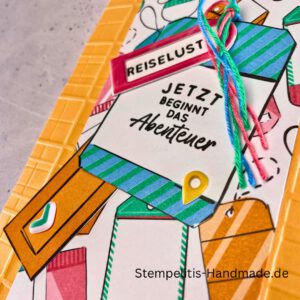 Handgemachte Karte mit Reise,Karte Reiselust mit Reise-Tags und Schleife, Karte Reiselust auf buntem Papier mit Weltmotiv, Layout der handgemachten Karte Reiselust mit Tags, Ansicht handgemachte Reiselust-Karte für Abenteuer, Geschenkidee Reisegruß handgemachte Karte Reiselust