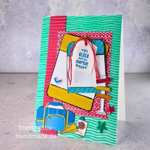 Handgemachte Karte mit Reise,Karte Reiselust mit Reise-Tags und Schleife, Karte Reiselust auf buntem Papier mit Weltmotiv, Layout der handgemachten Karte Reiselust mit Tags, Ansicht handgemachte Reiselust-Karte für Abenteuer, Geschenkidee Reisegruß handgemachte Karte Reiselust