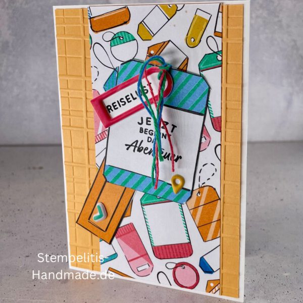 Handgemachte Karte mit Reise,Karte Reiselust mit Reise-Tags und Schleife, Karte Reiselust auf buntem Papier mit Weltmotiv, Layout der handgemachten Karte Reiselust mit Tags, Ansicht handgemachte Reiselust-Karte für Abenteuer, Geschenkidee Reisegruß handgemachte Karte Reiselust