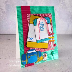 Handgemachte Karte mit Reise,Karte Reiselust mit Reise-Tags und Schleife, Karte Reiselust auf buntem Papier mit Weltmotiv, Layout der handgemachten Karte Reiselust mit Tags, Ansicht handgemachte Reiselust-Karte für Abenteuer, Geschenkidee Reisegruß handgemachte Karte Reiselust