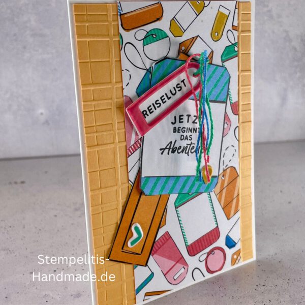 Handgemachte Karte mit Reise,Karte Reiselust mit Reise-Tags und Schleife, Karte Reiselust auf buntem Papier mit Weltmotiv, Layout der handgemachten Karte Reiselust mit Tags, Ansicht handgemachte Reiselust-Karte für Abenteuer, Geschenkidee Reisegruß handgemachte Karte Reiselust