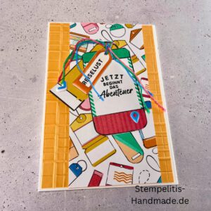Handgemachte Karte mit Reise,Karte Reiselust mit Reise-Tags und Schleife, Karte Reiselust auf buntem Papier mit Weltmotiv, Layout der handgemachten Karte Reiselust mit Tags, Ansicht handgemachte Reiselust-Karte für Abenteuer, Geschenkidee Reisegruß handgemachte Karte Reiselust