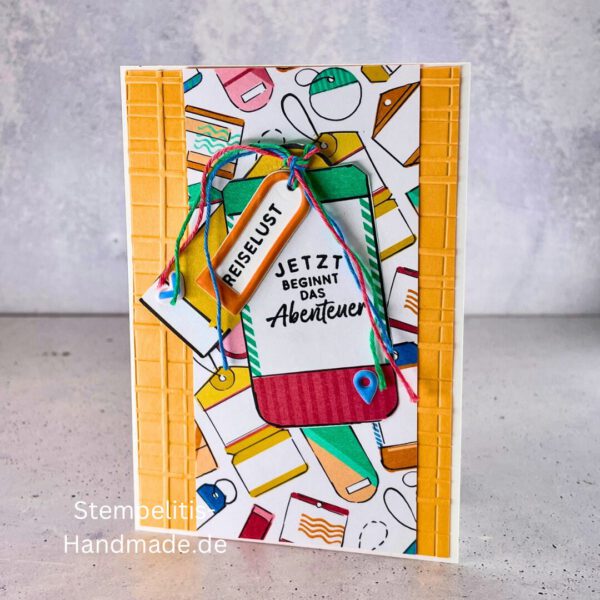 Handgemachte Karte mit Reise,Karte Reiselust mit Reise-Tags und Schleife, Karte Reiselust auf buntem Papier mit Weltmotiv, Layout der handgemachten Karte Reiselust mit Tags, Ansicht handgemachte Reiselust-Karte für Abenteuer, Geschenkidee Reisegruß handgemachte Karte Reiselust