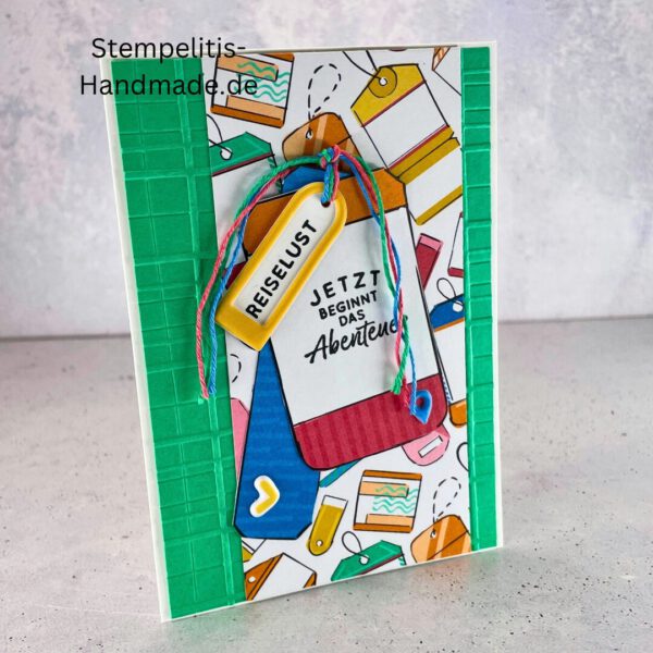 Handgemachte Karte mit Reise,Karte Reiselust mit Reise-Tags und Schleife, Karte Reiselust auf buntem Papier mit Weltmotiv, Layout der handgemachten Karte Reiselust mit Tags, Ansicht handgemachte Reiselust-Karte für Abenteuer, Geschenkidee Reisegruß handgemachte Karte Reiselust