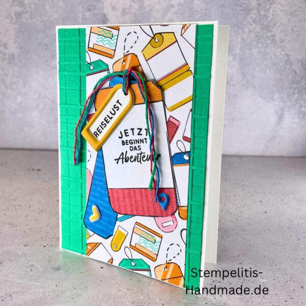 Handgemachte Karte mit Reise,Karte Reiselust mit Reise-Tags und Schleife, Karte Reiselust auf buntem Papier mit Weltmotiv, Layout der handgemachten Karte Reiselust mit Tags, Ansicht handgemachte Reiselust-Karte für Abenteuer, Geschenkidee Reisegruß handgemachte Karte Reiselust