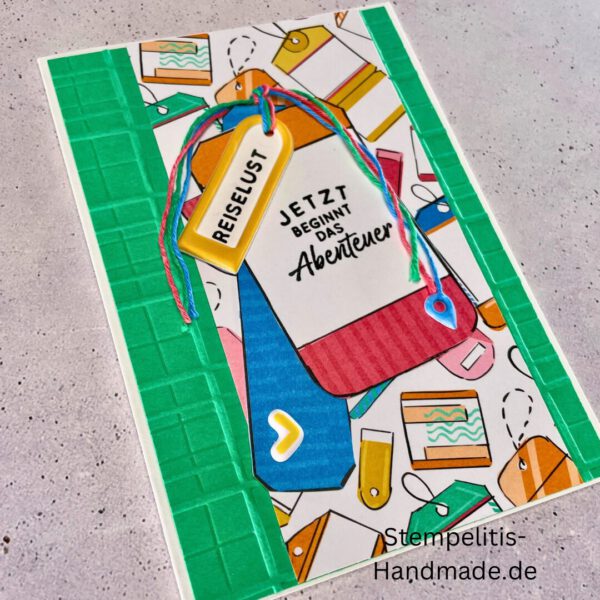 Handgemachte Karte mit Reise,Karte Reiselust mit Reise-Tags und Schleife, Karte Reiselust auf buntem Papier mit Weltmotiv, Layout der handgemachten Karte Reiselust mit Tags, Ansicht handgemachte Reiselust-Karte für Abenteuer, Geschenkidee Reisegruß handgemachte Karte Reiselust