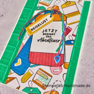 Handgemachte Karte mit Reise,Karte Reiselust mit Reise-Tags und Schleife, Karte Reiselust auf buntem Papier mit Weltmotiv, Layout der handgemachten Karte Reiselust mit Tags, Ansicht handgemachte Reiselust-Karte für Abenteuer, Geschenkidee Reisegruß handgemachte Karte Reiselust