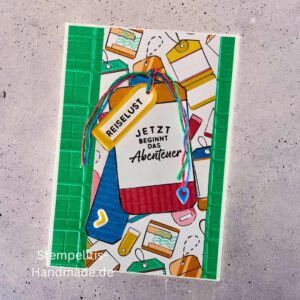 Handgemachte Karte mit Reise,Karte Reiselust mit Reise-Tags und Schleife, Karte Reiselust auf buntem Papier mit Weltmotiv, Layout der handgemachten Karte Reiselust mit Tags, Ansicht handgemachte Reiselust-Karte für Abenteuer, Geschenkidee Reisegruß handgemachte Karte Reiselust
