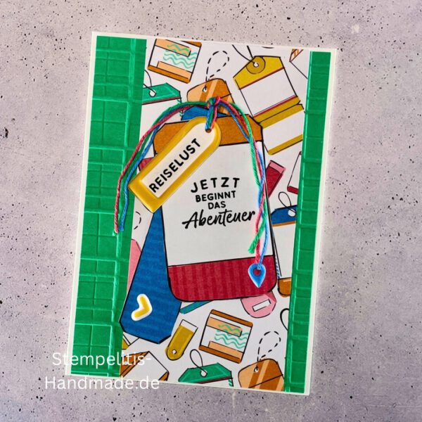 Handgemachte Karte mit Reise,Karte Reiselust mit Reise-Tags und Schleife, Karte Reiselust auf buntem Papier mit Weltmotiv, Layout der handgemachten Karte Reiselust mit Tags, Ansicht handgemachte Reiselust-Karte für Abenteuer, Geschenkidee Reisegruß handgemachte Karte Reiselust