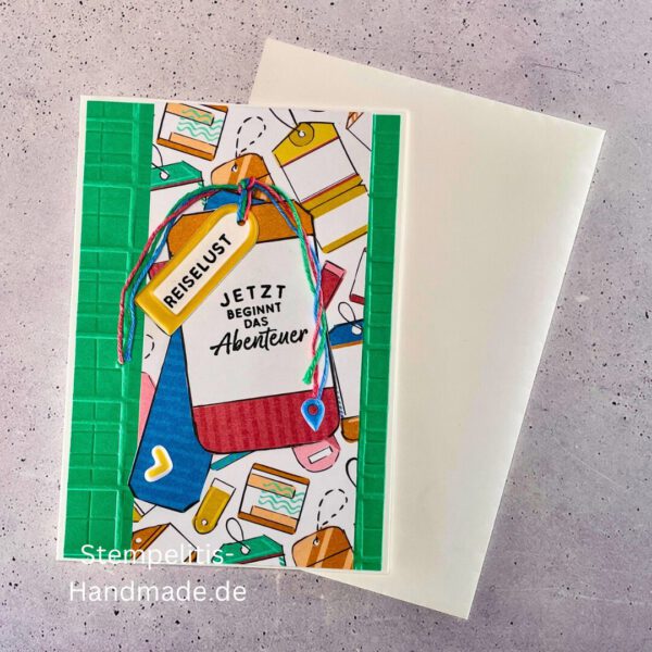 Handgemachte Karte mit Reise,Karte Reiselust mit Reise-Tags und Schleife, Karte Reiselust auf buntem Papier mit Weltmotiv, Layout der handgemachten Karte Reiselust mit Tags, Ansicht handgemachte Reiselust-Karte für Abenteuer, Geschenkidee Reisegruß handgemachte Karte Reiselust