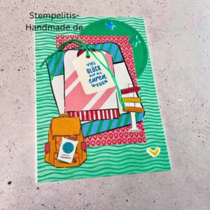 Handgemachte Karte mit Reise,Karte Reiselust mit Reise-Tags und Schleife, Karte Reiselust auf buntem Papier mit Weltmotiv, Layout der handgemachten Karte Reiselust mit Tags, Ansicht handgemachte Reiselust-Karte für Abenteuer, Geschenkidee Reisegruß handgemachte Karte Reiselust