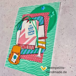 Handgemachte Karte mit Reise,Karte Reiselust mit Reise-Tags und Schleife, Karte Reiselust auf buntem Papier mit Weltmotiv, Layout der handgemachten Karte Reiselust mit Tags, Ansicht handgemachte Reiselust-Karte für Abenteuer, Geschenkidee Reisegruß handgemachte Karte Reiselust