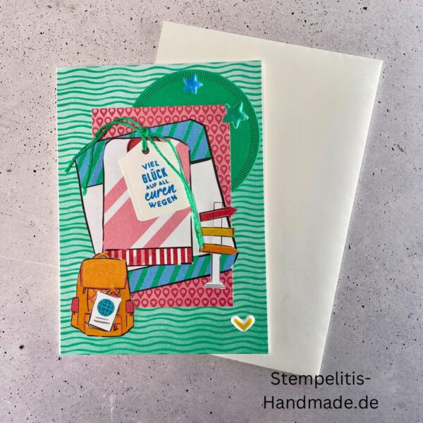 Handgemachte Karte mit Reise,Karte Reiselust mit Reise-Tags und Schleife, Karte Reiselust auf buntem Papier mit Weltmotiv, Layout der handgemachten Karte Reiselust mit Tags, Ansicht handgemachte Reiselust-Karte für Abenteuer, Geschenkidee Reisegruß handgemachte Karte Reiselust