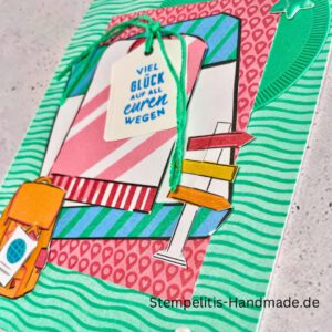 Handgemachte Karte mit Reise,Karte Reiselust mit Reise-Tags und Schleife, Karte Reiselust auf buntem Papier mit Weltmotiv, Layout der handgemachten Karte Reiselust mit Tags, Ansicht handgemachte Reiselust-Karte für Abenteuer, Geschenkidee Reisegruß handgemachte Karte Reiselust
