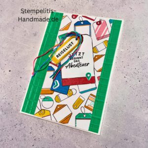 Handgemachte Karte mit Reise,Karte Reiselust mit Reise-Tags und Schleife, Karte Reiselust auf buntem Papier mit Weltmotiv, Layout der handgemachten Karte Reiselust mit Tags, Ansicht handgemachte Reiselust-Karte für Abenteuer, Geschenkidee Reisegruß handgemachte Karte Reiselust
