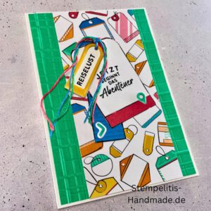 Handgemachte Karte mit Reise,Karte Reiselust mit Reise-Tags und Schleife, Karte Reiselust auf buntem Papier mit Weltmotiv, Layout der handgemachten Karte Reiselust mit Tags, Ansicht handgemachte Reiselust-Karte für Abenteuer, Geschenkidee Reisegruß handgemachte Karte Reiselust