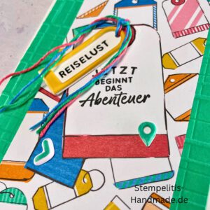 Handgemachte Karte mit Reise,Karte Reiselust mit Reise-Tags und Schleife, Karte Reiselust auf buntem Papier mit Weltmotiv, Layout der handgemachten Karte Reiselust mit Tags, Ansicht handgemachte Reiselust-Karte für Abenteuer, Geschenkidee Reisegruß handgemachte Karte Reiselust