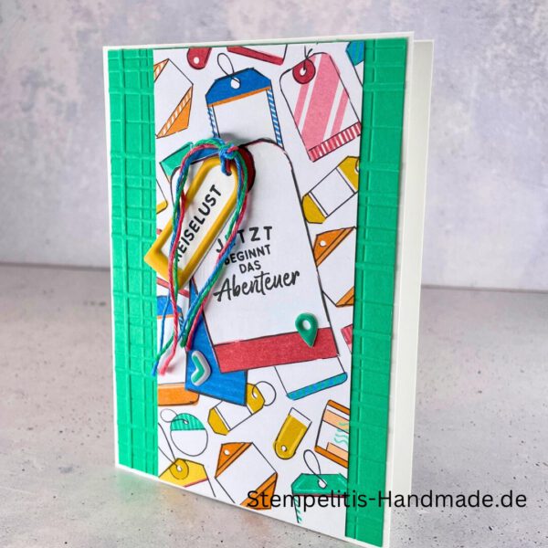 Handgemachte Karte mit Reise,Karte Reiselust mit Reise-Tags und Schleife, Karte Reiselust auf buntem Papier mit Weltmotiv, Layout der handgemachten Karte Reiselust mit Tags, Ansicht handgemachte Reiselust-Karte für Abenteuer, Geschenkidee Reisegruß handgemachte Karte Reiselust