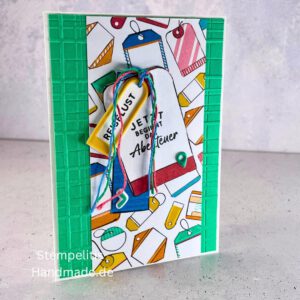 Handgemachte Karte mit Reise,Karte Reiselust mit Reise-Tags und Schleife, Karte Reiselust auf buntem Papier mit Weltmotiv, Layout der handgemachten Karte Reiselust mit Tags, Ansicht handgemachte Reiselust-Karte für Abenteuer, Geschenkidee Reisegruß handgemachte Karte Reiselust