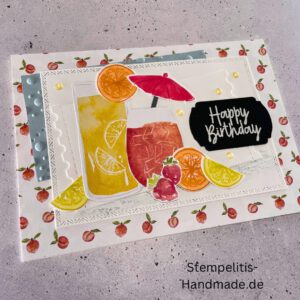 Geburtstagskarte handgemacht mit Cocktailmotiv und Obstdeko, Detailansicht Erdbeeren und Zitronenscheibe auf Geburtstagskarte, close-up Prägung und Perlendeko der Geburtstagskarte, sommerliche Geburtstagskarte handgemacht mit Pfirsich-Hintergrund, Ansicht der Karte inklusive Umschlag, fröhliche Geburtstagspost mit handgemalter Deko, Geburtstagskarte mit „Happy Birthday“-Schriftzug und Obstmotiven