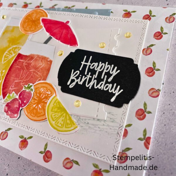 Geburtstagskarte handgemacht mit Cocktailmotiv und Obstdeko, Detailansicht Erdbeeren und Zitronenscheibe auf Geburtstagskarte, close-up Prägung und Perlendeko der Geburtstagskarte, sommerliche Geburtstagskarte handgemacht mit Pfirsich-Hintergrund, Ansicht der Karte inklusive Umschlag, fröhliche Geburtstagspost mit handgemalter Deko, Geburtstagskarte mit „Happy Birthday“-Schriftzug und Obstmotiven