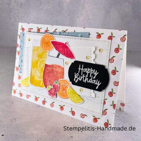 Geburtstagskarte handgemacht mit Cocktailmotiv und Obstdeko, Detailansicht Erdbeeren und Zitronenscheibe auf Geburtstagskarte, close-up Prägung und Perlendeko der Geburtstagskarte, sommerliche Geburtstagskarte handgemacht mit Pfirsich-Hintergrund, Ansicht der Karte inklusive Umschlag, fröhliche Geburtstagspost mit handgemalter Deko, Geburtstagskarte mit „Happy Birthday“-Schriftzug und Obstmotiven