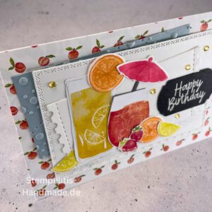 Geburtstagskarte handgemacht mit Cocktailmotiv und Obstdeko, Detailansicht Erdbeeren und Zitronenscheibe auf Geburtstagskarte, close-up Prägung und Perlendeko der Geburtstagskarte, sommerliche Geburtstagskarte handgemacht mit Pfirsich-Hintergrund, Ansicht der Karte inklusive Umschlag, fröhliche Geburtstagspost mit handgemalter Deko, Geburtstagskarte mit „Happy Birthday“-Schriftzug und Obstmotiven