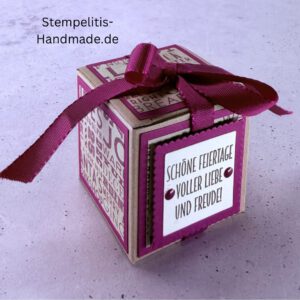 Handgemachte Geschenkschachtel 5 cm mit Schleife, Schachtel geöffnet mit Inhalt, Seitenansicht Schachtel mit Muster, Schachtel als Schmuckverpackung, Geschenkschachtel 5 cm mit Verzierung