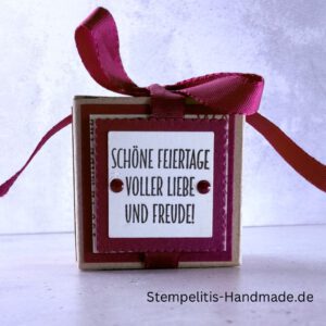 Handgemachte Geschenkschachtel 5 cm mit Schleife, Schachtel geöffnet mit Inhalt, Seitenansicht Schachtel mit Muster, Schachtel als Schmuckverpackung, Geschenkschachtel 5 cm mit Verzierung