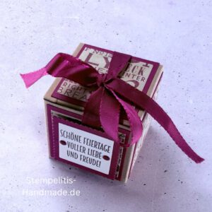 Handgemachte Geschenkschachtel 5 cm mit Schleife, Schachtel geöffnet mit Inhalt, Seitenansicht Schachtel mit Muster, Schachtel als Schmuckverpackung, Geschenkschachtel 5 cm mit Verzierung