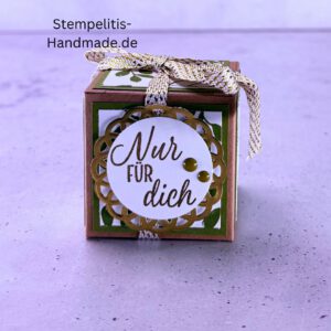Handgemachte Geschenkschachtel 5 cm mit Schleife, Detailansicht Deckel Goldakzent, Schachtel geöffnet mit Inhalt, Seitenansicht Schachtel mit Muster, Schachtel als Schmuckverpackung, Nahaufnahme Text “Nur für dich”, Geschenkschachtel 5 cm mit grüner Verzierung